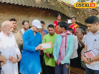 মৃত পরিবারের হাতে চেক তুলে দেওয়া হয়