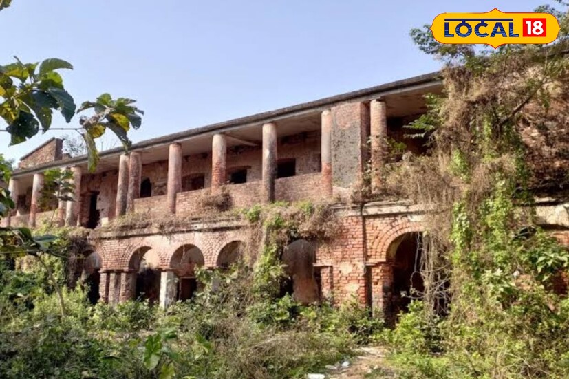 পাশেই আছে নীলকুঠি বা কাটা সাহেবের কুঠি। যাকে ঘিরে শোনা যায় নানা ভৌতিক ঘটনার কথা। এখনও এই জায়গায় রাত নামলে অস্তিত্ব টের পাওয়া যায় অশরীর উপস্থিতির বলেন স্থানীয় বাসিন্দারা