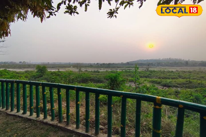 *গরুমারা জাতীয় উদ্যান বিভাগের অন্তর্গত চাপরামারি জঙ্গলের পাশে এক উঁচু টিলা, নিচ দিয়ে বয়ে গিয়েছে পাহাড়ি নদী মূর্তি। সেই নদীর ওপর সেতু দিয়ে ছুটে যায় কলকাতাগামী ট্রেন-সহ টুরিস্ট স্পেশ্যাল ভিস্তাডোম।