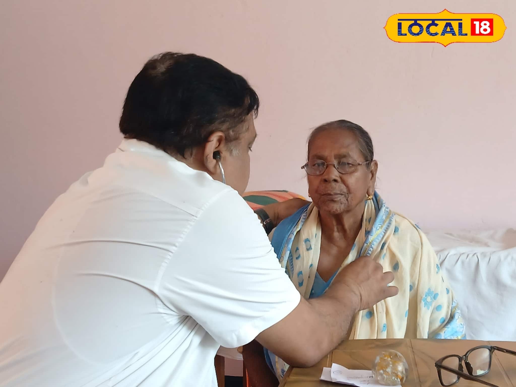 গ্রামের মানুষের ভরসা ২০ টাকায় চিকিৎসা! বিশেষজ্ঞ ডাক্তাররা দিচ্ছেন পরিষেবা