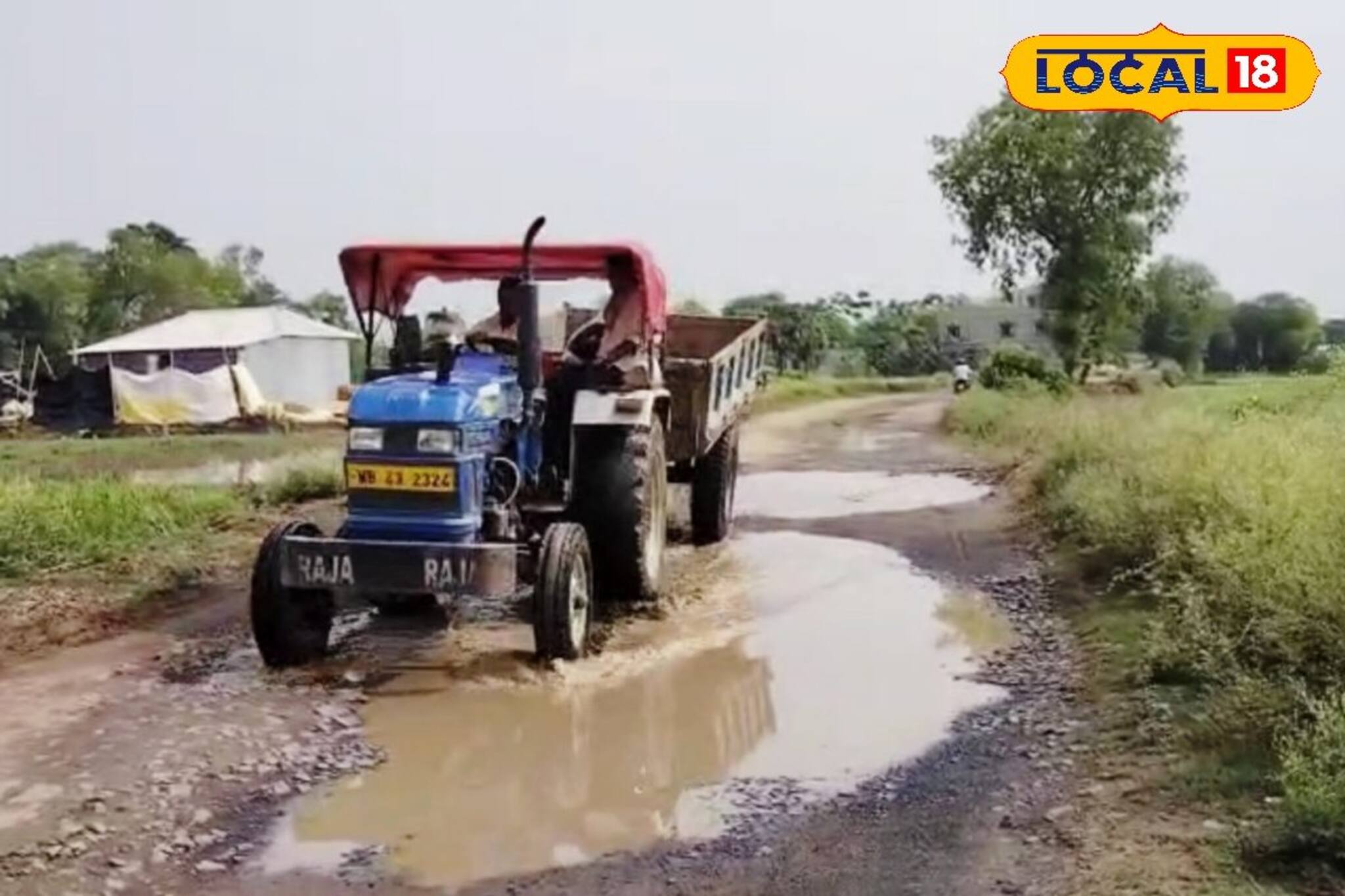 রাস্তা তো নয়, যেন ছোট খাটো পুকুর! দিশেহারা ৩৮ টি গ্রামের মানুষ