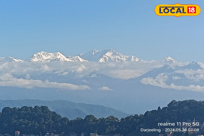 মঙ্গলবার সকাল থেকেই  মেঘে ঢাকা আকাশ সঙ্গে হালকা বাতাস। সপ্তাহ জুড়েই বজ্রবিদ্যুতের সঙ্গে বৃষ্টি শুরু হয়েছে দার্জিলিং , জলপাইগুড়ি, কালিম্পং আলিপুরদুয়ার এবং কোচবিহার এই পাঁচ জেলাতেই ।