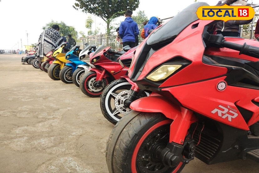 বাবা মায়েরা বাধ্য হয়ে চাপাচ্ছেন আবার। মুকুটমণিপুরের আলপনা রাস্তাটি এখন ফাঁকাই থাকে সারা বছর। এই রাস্তাটিকে ব্যবহার করি শুরু হয়েছে নতুন আয়োজন। ১০০ টাকার বিনিময়ে পাওয়া যাবে গাড়িতে চাপার সুযোগ।