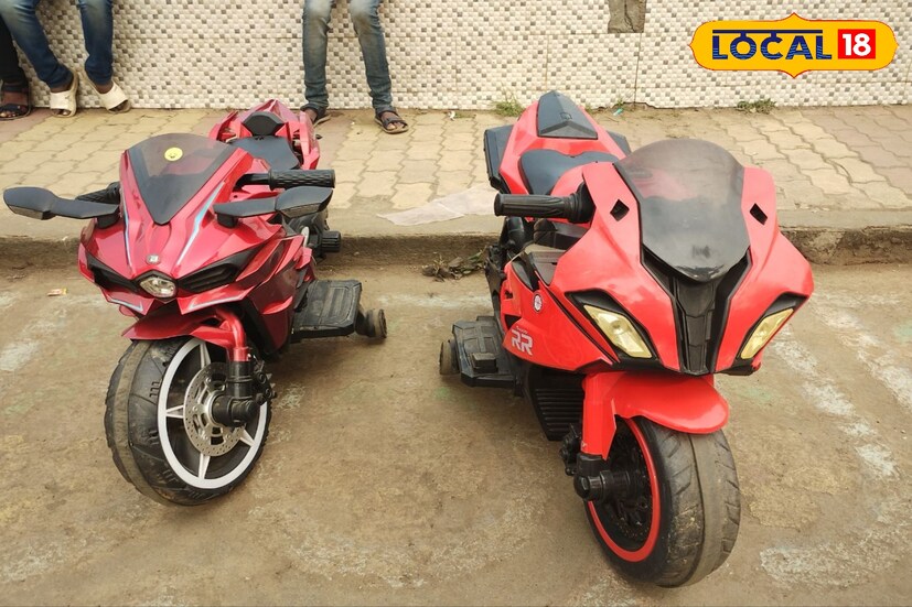 বাচ্চাদের গাড়ির প্রতি বিশেষ টান থাকে। তারাও চায় বড়দের মত মোটরসাইকেল কিংবা চার চাকা চালিয়ে রাস্তায় ঘুরে বেড়াতে। কিন্তু এবার সেই স্বপ্ন সত্যি হল বাঁকুড়া জেলায়। প্রকৃতির কোলে বাচ্চাদের মন কেড়ে নিচ্ছে ছোট মোটরসাইকেল এবং চারচাকা গাড়ি।