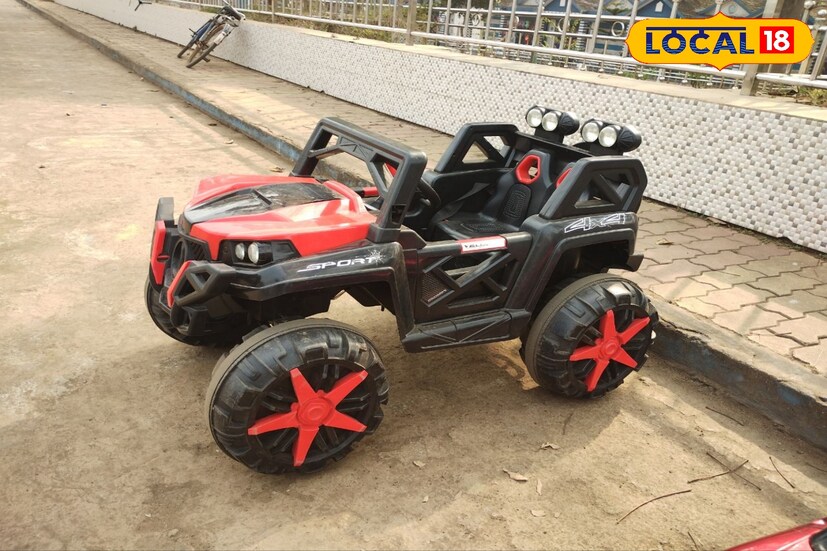 বাঁকুড়া জেলার খাতড়া মহকুমার মুকুটমণিপুরে নতুন আকর্ষণ রিমোট চালিত মোটরসাইকেল এবং গাড়ি। দেখে মনে হবে সারি সারি সুপার বাইক দাড়িয়ে রয়েছে, দাঁড়িয়ে আছে মোটা চাকার ফোর বাই ফোর। স্টাইলিশ গাড়ি দেখে চোখ কপালে উঠছে বাচ্চাদের। বায়না করছে গাড়িতে চাপার।