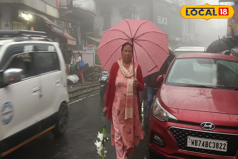 বুধবার সকাল থেকেই শৈল শহরে মেঘের আড়ালে রোদের লুকোচুরি খেলা, অন্যদিকে, সমতলে ঝলসানো গরমে নাভিঃশ্বাস দশা। তবে দিন গড়ানোর সঙ্গেই ভোল পাল্টাবে উত্তরের আবহাওয়া। উত্তুরে হাওয়ার সঙ্গে ধেয়ে আসবে ঝড়-বৃষ্টি।