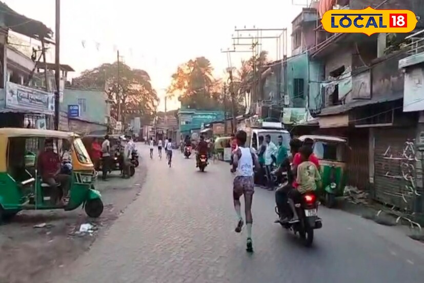 মূলত এই ধরনের ম্যারাথন দৌড় শহরের রাস্তায় দেখা মিল তবে এবার শহরের সাথে পাল্লা দিয়ে দক্ষিণ ২৪ পরগনার জেলাতেও দেখা মিলল এই ম্যারাথন দৌড় প্রায় পাঁচ কিলোমিটার