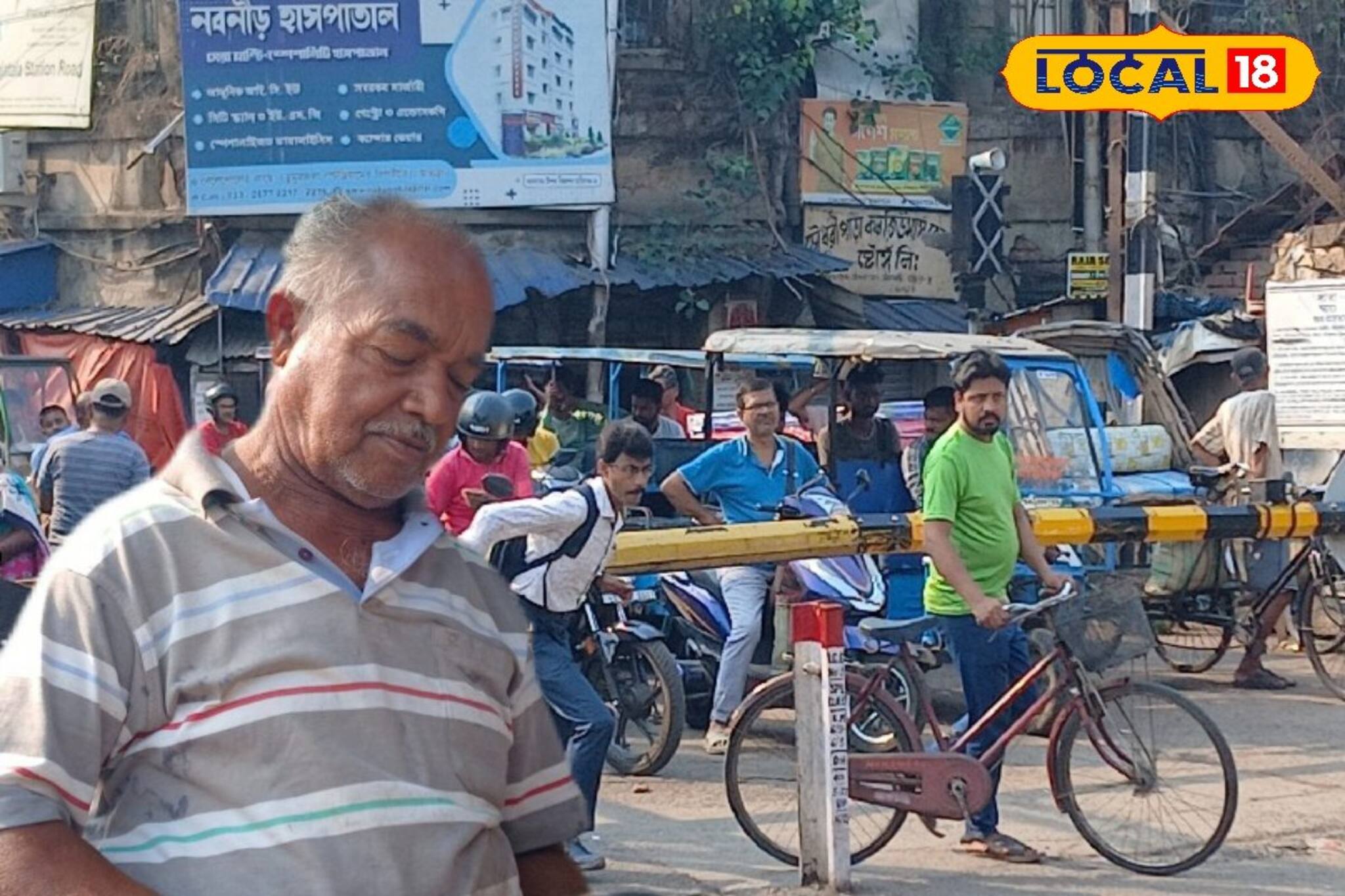 শীত গ্রীষ্ম বর্ষা, লক্ষ্মীদা’ ভরসা! রামরাজাতলা স্টেশনে যাত্রীদের জীবন রক্ষায় ডাববিক্রেতা