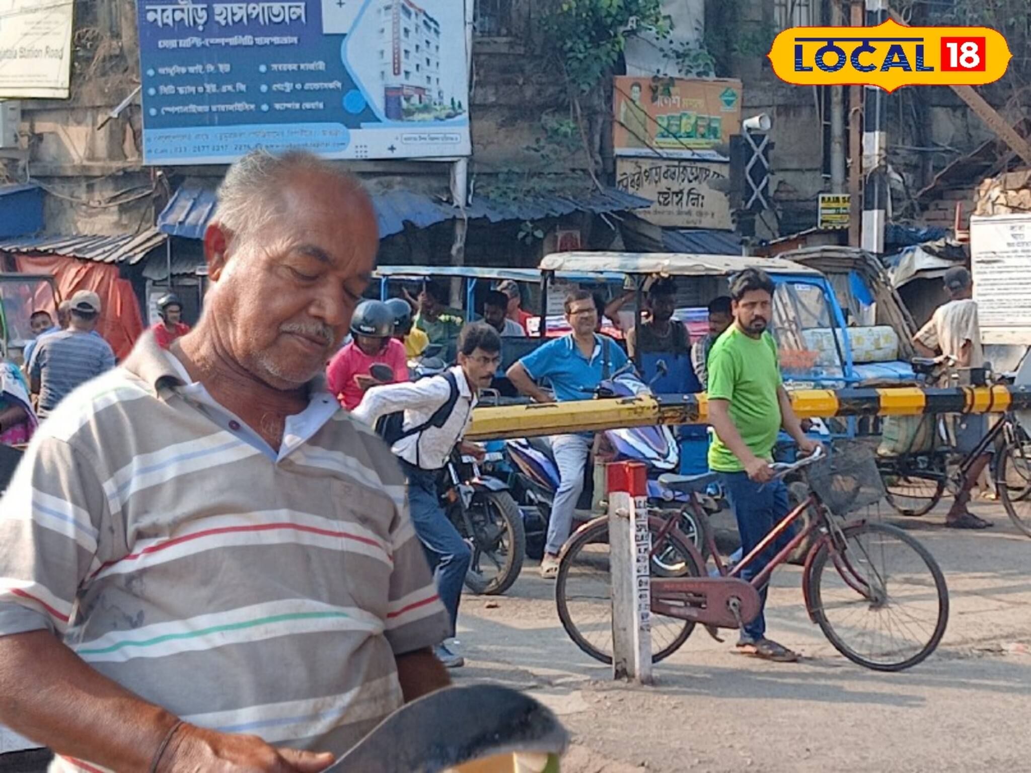 শীত গ্রীষ্ম বর্ষা, লক্ষ্মীদা’ ভরসা! রামরাজাতলা স্টেশনে যাত্রীদের জীবন রক্ষায় ডাববিক্রেতা