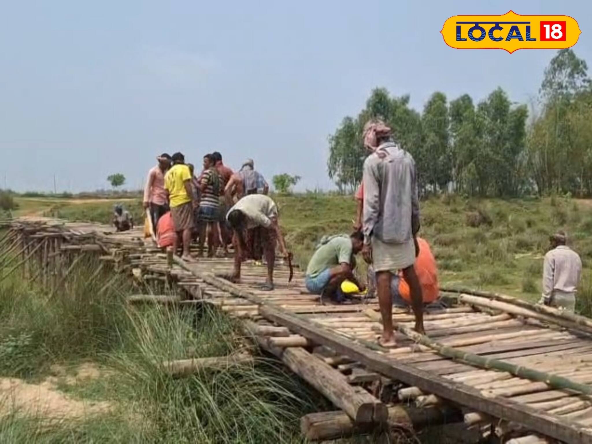 প্রশাসনের আঠারো মাসে বছর! ভরসা ছেড়ে ট্যাঁকের কড়ি খসিয়ে সাঁকো তৈরি গ্রামবাসীদের