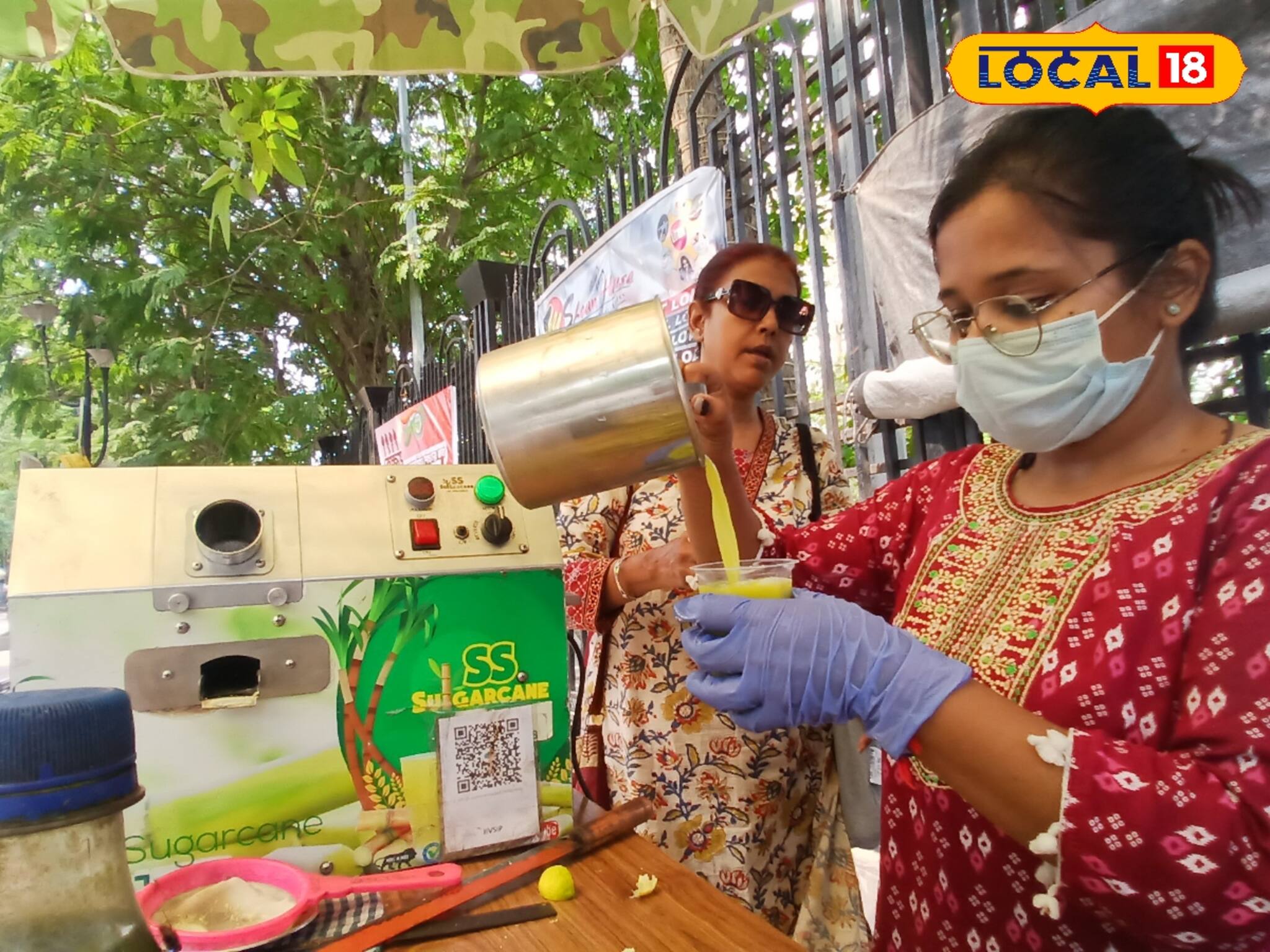 Motivational Story: উচ্চশিক্ষার খরচ জোগাতে এই ছাত্রী রাস্তায় দাঁড়িয়ে ‌যা করছেন!