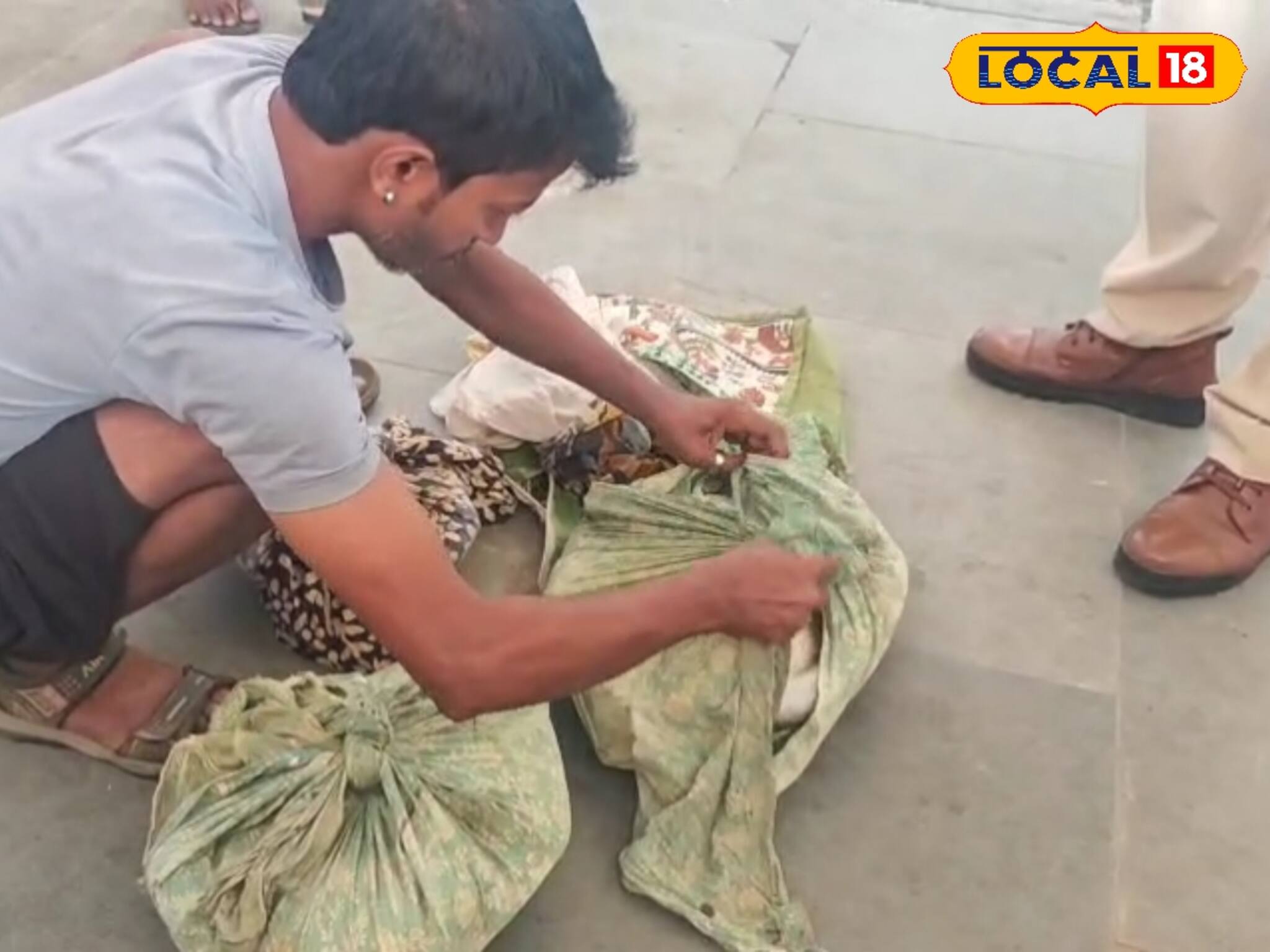 সকাল ১১:৩০ টার ট্রেন লেট! ৩-৩ টে বড়সড় ব্যাগ কেন পড়ে রয়েছে, খুঁজতে গিয়ে চোখ কপালে