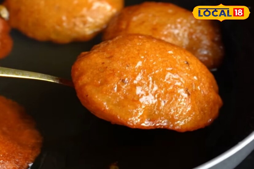 ভারত বাংলাদেশ সীমান্তরক্ষী বাহিনীর যৌথ মিটিং, ইছামতি নদীতে প্রতিমানিরঞ্জন কিংবা বহুদূর বা ভিনদেশে যাওয়ার সময় টাকির মালপোয়া উপহার হিসেবে নিতে ভোলেন না।