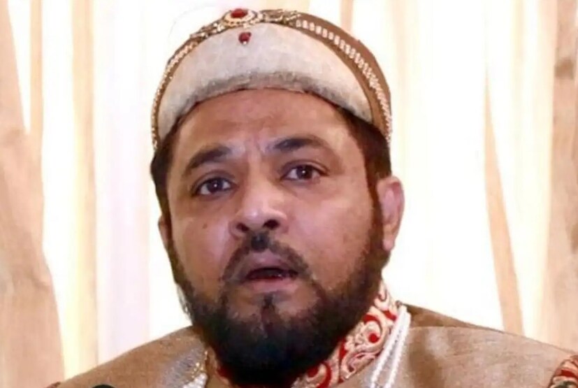 ইতিপূর্বে রাম মন্দির-বাবরি মসজিদ বিতর্কের মাঝেও নিজের বক্তব্য পেশ করেছিলেন যুবরাজ ইয়াকুব হাবিবউদ্দিন তুসি। তিনি বলেছিলেন, ‘‘আমরা ওয়াকফ বোর্ডকে বলেছি দিয়েছি যে এটি তাদের সম্পত্তি নয়। এটি একটি সম্পত্তির বিষয় এবং যদি বাবরের সম্পত্তি বলে প্রমাণিত হয়, তাহলে আমরাই এর মালিক। সম্পত্তির মালিক হিসেবে সেখানে রাম মন্দির তৈরি হওয়া নিয়ে আমাদের কোনও আপত্তি নেই। আমি কেবল একটি সোনার ইট উপহার দেব না, মন্দির নির্মাণের জন্য পুরো জমিও হস্তান্তর করব।’’ (Photo: Instagram)