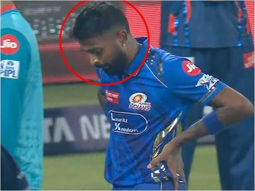 ব্যাটিংয়েও ১৬ বলে ২৮ রানের ইনিংস খেললেও দলের হে ম্যাচ ফিনিশ করতে পারেননি হার্দিক। তাই ম্যাচ শেষে মাঠের ধারে হাউ হাউ করে কাঁদতে দেখা যায় তাঁকে।