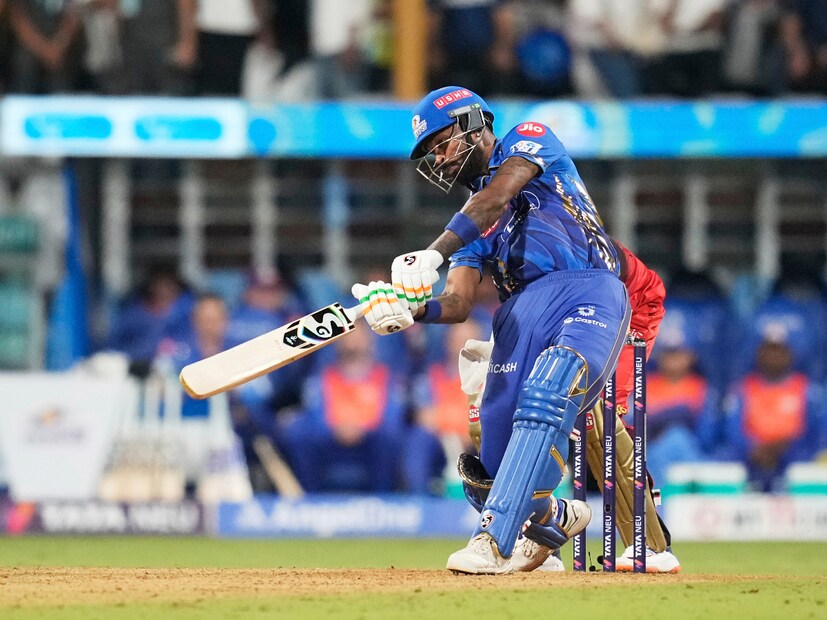 রান তাড়া করতে নেমে শুরুটা ভাল হয়নি মুম্বই ইন্ডিয়ান্সের। রোহিত শর্মা, রায়ান রিকেলটন, উইল জ্যাকস, সূর্যকুমার যাদবরা সেট হয়েও বড় স্কোর করতে ব্যর্থ হন। ৯৯ রানে ৪ উইকেট পড়ে গিয়েছিল মুম্বইয়ের।