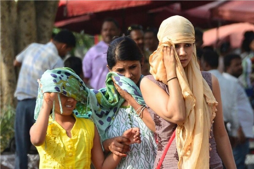পশ্চিমের জেলা বাঁকুড়া, পশ্চিম মেদিনীপুর এবং বীরভূম জেলায় তাপপ্রবাহের সতর্কবার্তা। কলকাতা- সহ দক্ষিণবঙ্গের জেলায় গরম ও আর্দ্রতাজনিত অস্বস্তিকর আবহাওয়া।