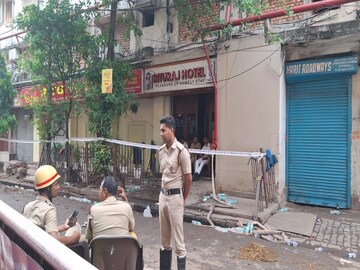মেছুয়ার সেই হোটেলের সামনে মোতায়েন পুলিশ৷ হোটেলে ঢোকা বেরনোর জন্য ছিল এই একটাই পথ৷ 