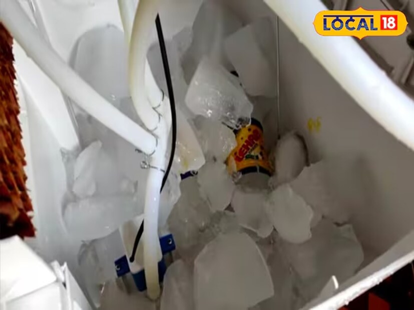 আসলে প্রবল গরম পড়লে ঘরের বাতাস ঠান্ডা করতে পারে না কুলারও। কিন্তু এসি-র মতো ঠান্ডা বাতাস পেতে চাইলে কুলারের মধ্যে জলের সঙ্গে ঠান্ডা ঠান্ডা বরফ যোগ করা যেতে পারে। এতে এসি-র মতো ঠান্ডা হাওয়া তো মিলবেই, আর এর খরচও বেশ নগণ্য। 