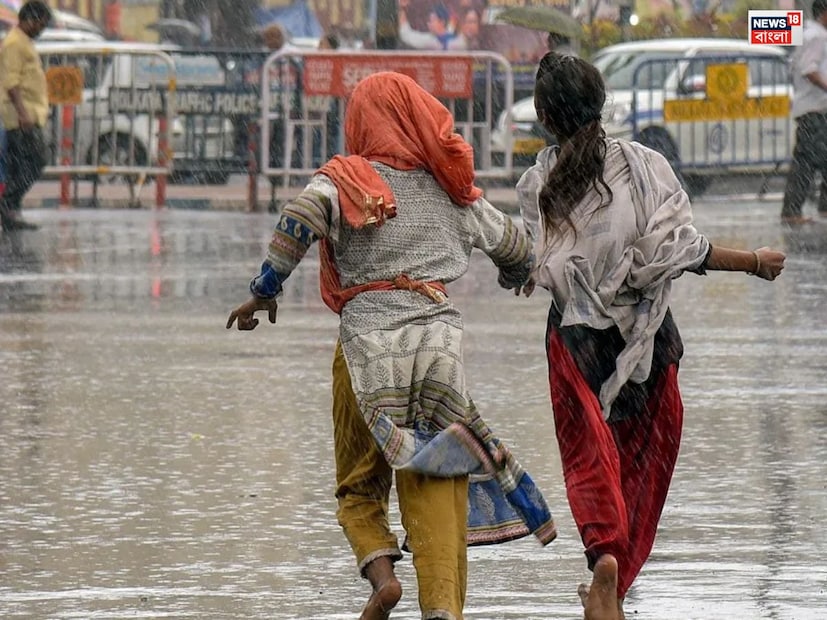 দক্ষিণবঙ্গে সোমবার ও মঙ্গলবার বিক্ষিপ্তভাবে ঝড় বৃষ্টির সম্ভাবনা থাকবে দক্ষিণবঙ্গের সব জেলায়। কলকাতা সহ দক্ষিণবঙ্গের সব জেলাতেই বজ্রবিদ্যুৎ সহ হালকা মাঝারি বৃষ্টি তার সঙ্গে ৩০ থেকে ৪০ কিলোমিটার গতিবেগে দমকা ঝোড়ো বাতাস বইবে।