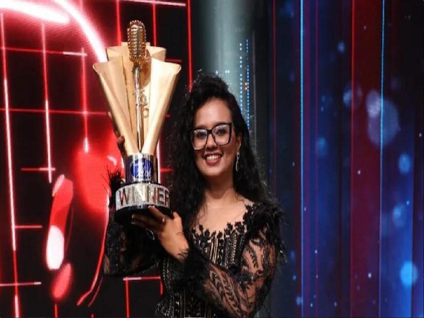 *‘ইন্ডিয়ান আইডল’ জিতলেন বাংলার মেয়ে বাঙালি কন্যা মানসী ঘোষ। সেরার সেরা মুকুটের পাশাপাশি পাইকপাড়ার বাসিন্দা মানসী পেয়েছেন ২৫ লক্ষ টাকা পুরস্কার। এছাড়াও একটি নামি ইলেকট্রনিক্স কোম্পানির তরফ থেকে দেওয়া হয়েছে একটি গিফট কুপন। সংগৃহীত ছবি। 
