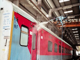 ড্রোনের সাহায্যে ট্রেনের সাফাই৷ 