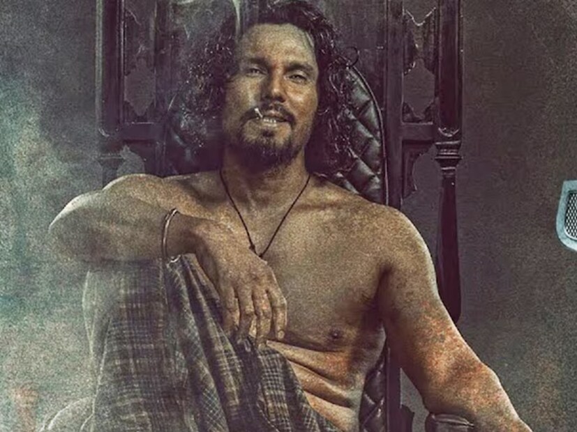 দক্ষিণী এবং বলিউডি ছোঁয়া: এটাই এমন একটা প্রথম ছবি, যেখানে প্রধান অভিনেতা এবং প্রধান খলনায়ক দুজনেই বলিউডের তারকা। আবার পরিচালক-প্রযোজক এবং ছবির প্রেক্ষাপট দক্ষিণী। ফলে দর্শকদের কাছে ভীষণই স্পেশ্যাল এই ছবি। 