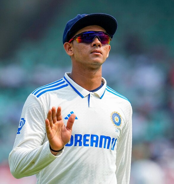 মুম্বইয়ের প্রধান নির্বাচন সঞ্জয় পাটিলের মন্তব্যেও ক্ষুব্ধ হন যশস্বী। তাঁর মনে হয়েছিল, সবাই মিলে তাঁকে টার্গেট করছে। সঞ্জয় বলেছিলেন, “জম্মু-কাশ্মীরের বিপক্ষে হারে হতাশ। এটা আমাদের সবচেয়ে খারাপ পরাজয়। ওই ম্যাচে ভারতীয় দলের ক্রিকেটারদের জায়গা দিতে গিয়ে কিছু প্রতিভাবান তরুণকে দলে রাখা হয়নি। মুম্বইয়ের এমন খেলোয়াড় দরকার, যারা পারফর্ম করবে ও দলকে জেতাবে। শুধু ম্যাচে উপস্থিত থাকাই যথেষ্ট নয়, শতভাগ উজাড় করে দিতে হবে। এটাই মুম্বাই ক্রিকেটের সংস্কৃতি।” (PTI Photo)