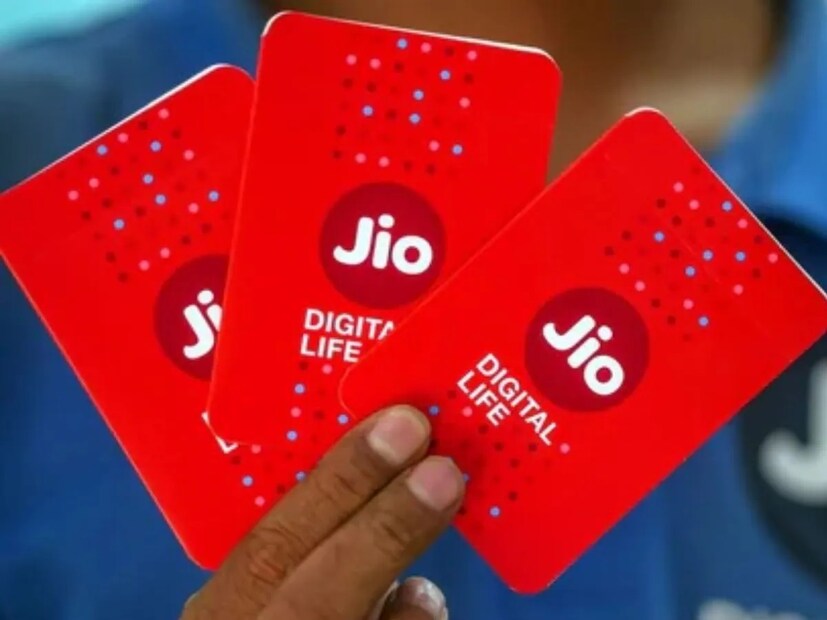 ৩২৯ টাকার প্ল্যান: Jio-র এই প্রিপেড প্ল্যানের ভ্যালিডিটি ২৮ দিন। এই প্ল্যানে দৈনিক ১.৫ জিবি করে ডেটা পেয়ে যাবেন ব্যবহারকারীরা। দৈনিক ১০০টি এসএমএস এবং আনলিমিটেড কলিংয়ের সুবিধা পেতে পারেন তাঁরা। এই প্ল্যানে Jio Hotstar-এর ফ্রি সাবস্ক্রিপশনও পাওয়া যাবে। সেই সঙ্গে ৫০ জিবি Jio AI ক্লাউড স্টোরেজর সুবিধাও পাওয়া যাবে
