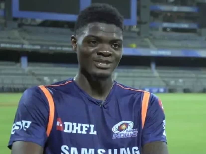 আলজারি জোসেফ (Alzarri Joseph): আইপিএল ২০২৪-এ রয়্যাল চ্যালেঞ্জার্স ব্যাঙ্গালোরের হয়ে খেলেছেন ওয়েস্ট ইন্ডিজের অল-রাউন্ডার আলজারি জোসেফ। ২০১৯ সালে মুম্বই ইন্ডিয়ান্সের হয়ে কেরিয়ার শুরু করেছিলেন। তবে ২০২২ এবং ২০২৩ সালে গুজরাত টাইটান্সের হয়ে খেলেছেন তিনি। কিন্তু মেগা নিলামে কোনও দলই তাঁকে কেনেনি। আইপিএল-এ আনসোল্ড থাকায় তিনি যোগ দিয়েছেন পিএসএল-এ। পেশাওয়ার জলমি দলের হয়ে মাঠে নামবেন তিনি। (File Photo: Mumbai Indians)