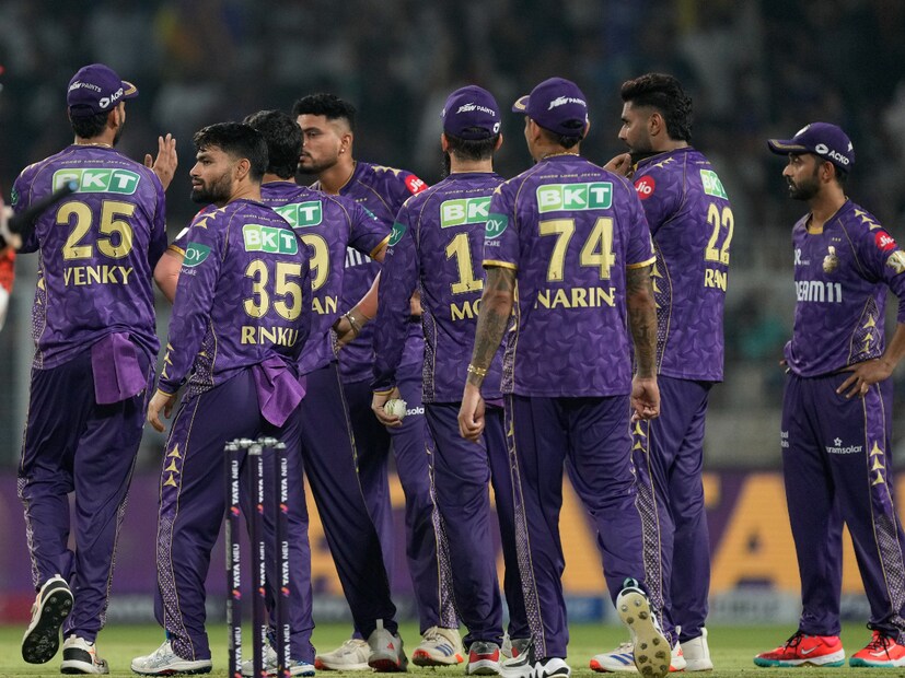 দিল্লি ম্যাচে অনকুল রয়কে খেলিয়েছিল কেকেআর। এছাড়া শেষ দুটি ম্যাচে রভম্যান পাওয়েলকে সুযোগ দিয়েছে নাইটরা। দিল্লির বিরুদ্ধে ব্যাটিংয়ে সুযোগ পেয়েও পারফরম্যান্স করতে পারেনি পাওয়েল। ফলে ইডেনে কেকেআরের একাদশে বদল হবে কিনা তা নিয়ে রয়েছে জল্পনা।