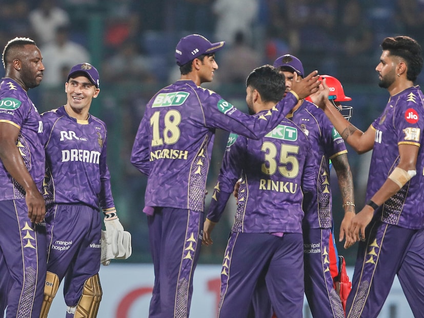 তবে ব্যাটিংয়ে ধারাবাহিকতার অভাব ও বোলিয়ে শেষ ম্যাচে ২০৬ রান ডিফেন্ড করতে গিয়ে ১ রানে জয়, চিন্তায় রেখেছে কেকেআর শিবিরে। আরও একটি মরণ-বাঁচন ম্যাচে নামার আগে নিজেদের যাবতীয় ভুল-ত্রুটি শুধরে নেওয়াই  লক্ষ্য কলকাতার।