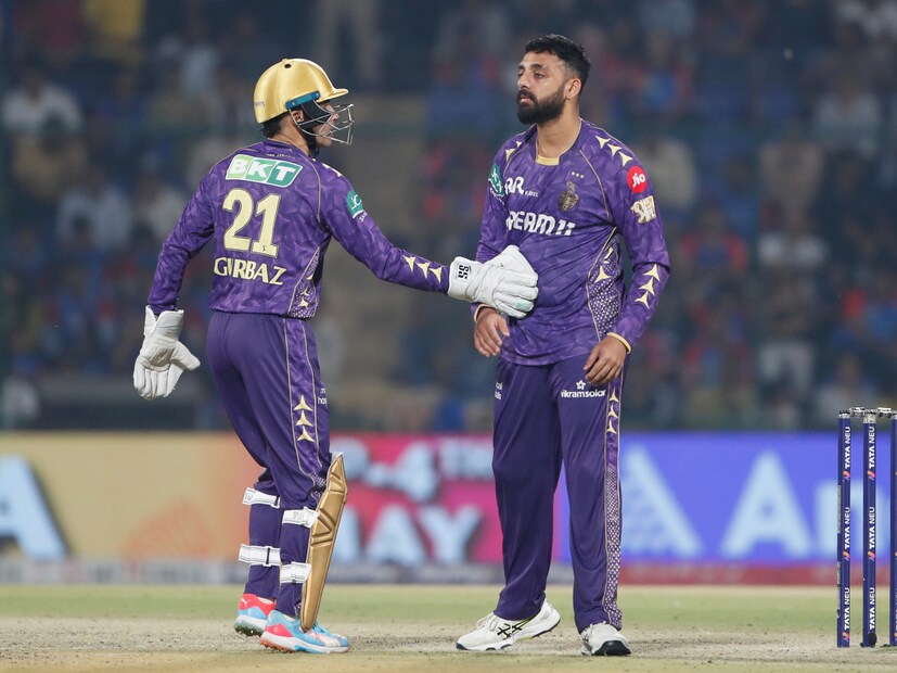 তবে কেকেআরের বাকি চারটি ম্যাচের ৩টি রয়েছে লিগ টেবিলে একেবারে নীচে থাকা সিএসকে, রাজস্থান ও হায়দরাবাদের বিরুদ্ধে। যাদের হারানো খুব একটা সমস্যা হওয়ার নয় কেকেআরের। বাকি একটি ম্যাচ রয়েছে আরসিবির বিরুদ্ধে। যা চ্যালেঞ্জিং হতে পারে। তবে কেকেআরের প্লেঅফের ওঠার সবথেকে সহজ অঙ্ক হল বাকি ৪ ম্যাচে জয়।  (Photo Courtesy- AP)