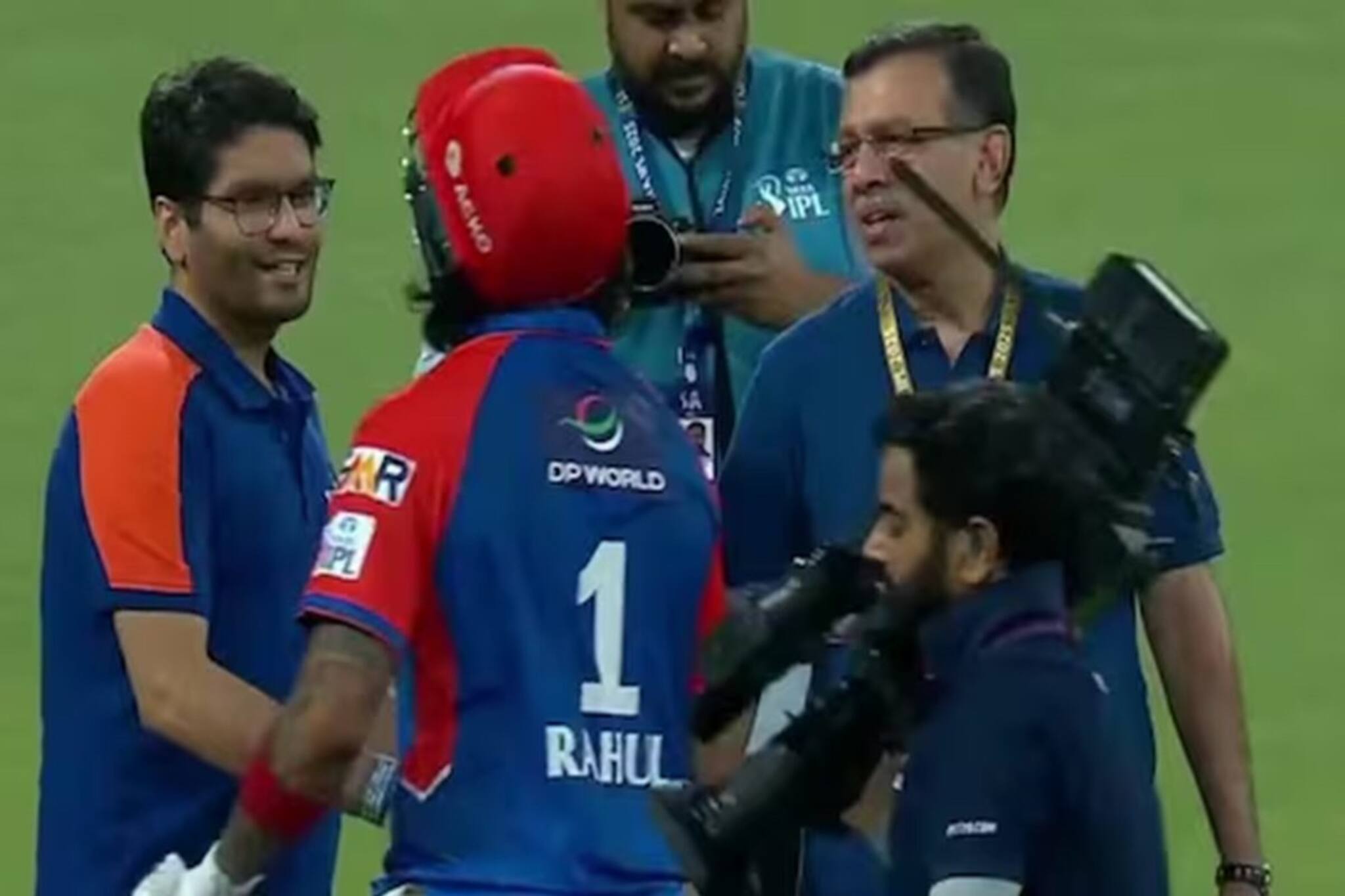 সৌজন্য বিনিময়ের সময় সঞ্জীব গোয়েঙ্কাকে পাত্তাই দিলেন না রাহুল ! মুহূর্তেই ভাইরাল হল সেই ছবি