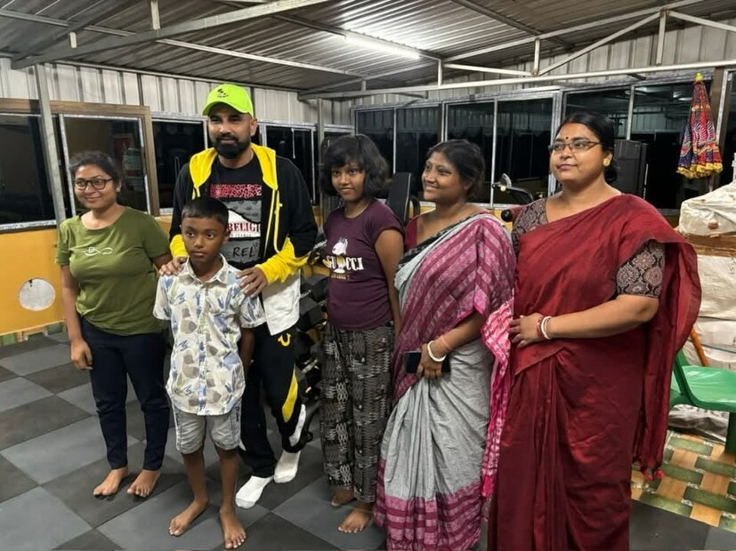 আসলে জামিট্যা গ্রামে থাকেন দয়ানন্দ গরানি। ভারতীয় দলের থ্রো ডাউন বিশারদ। গরানিকে শামি কথা দিয়েছিলেন, আইপিএলের ফাঁকেই তাঁর আমন্ত্রণ রক্ষা করে জামিট্যায় যাবেন। সেই কথাই রাখলেন শামি।