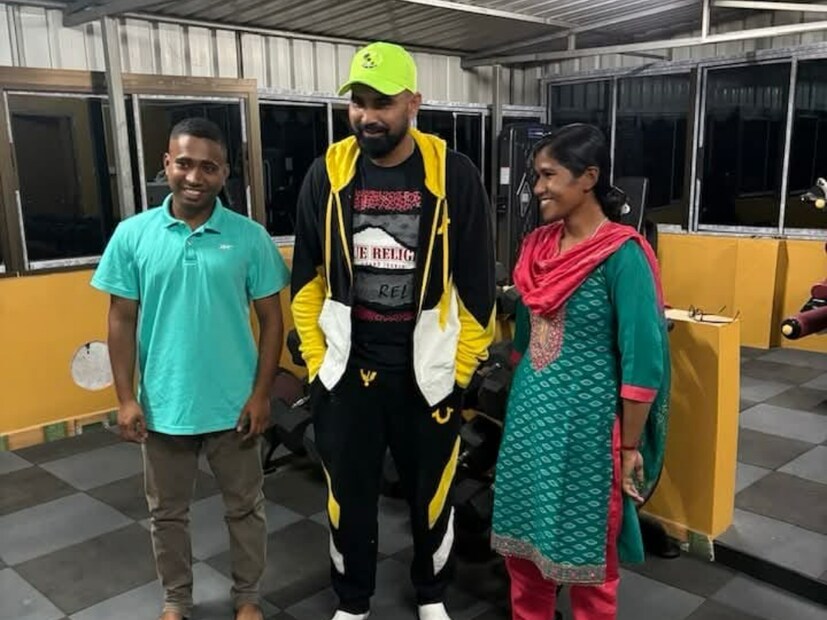 ক্রিকেটারদের খাওয়াদাওয়া নিয়ে নানা বিধিনিষেধ থাকে। ভারতীয় দলের সাপোর্ট স্টাফ দয়ানন্দ গরানি সে সম্পর্কে অবহিত। শামির যাতে কোনও সমস্যা না হয় সে বিষয়ে তিনি ছিলেন সচেতন। বেশ কিছুক্ষণ ঘরোয়া আড্ডা চলে। দয়ানন্দর পরিবার, বন্ধুবান্ধবরা ছিলেন সেখানে। এরপর ডিনার সেরে শামি রওনা দেন কলকাতায়। 
