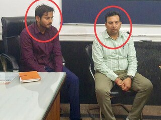 শিঙাড়া খাচ্ছিলেন দুই যুবক, আচমকাই সাদা পোশাকে ঘিরে ফেলল অ্যান্টি করাপশন ব্যুরো