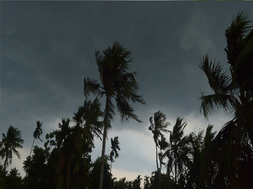 *রাজ্যের সব জেলাতেই বিক্ষিপ্তভাবে বজ্রবিদ্যুৎ-সহ ঝড়বৃষ্টির সম্ভাবনা। ৬ জেলায় আজ কালবৈশাখীর পূর্বাভাস। বিক্ষিপ্তভাবে বজ্রবিদ্যুৎ-সহ হালকা থেকে মাঝারি বৃষ্টির সম্ভাবনা। পশ্চিমের তিন জেলায় বিক্ষিপ্তভাবে শিলাবৃষ্টি ও বজ্রপাতের আশঙ্কা। উত্তরবঙ্গে সোম ও মঙ্গলবার বৃষ্টির সম্ভাবনা কমবে। বুধবার ফের রাজ্যে বৃষ্টির সম্ভাবনা বাড়বে। ফাইল ছবি। 