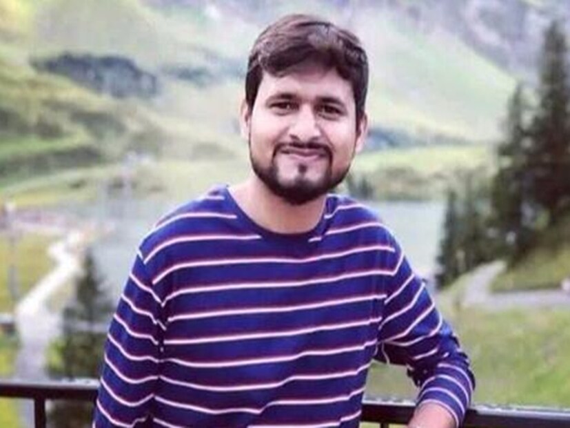 ‘‘শুভমের বিয়ে হয়েছে এই বছরের ১২ ফেব্রুয়ারি। সে তার স্ত্রীর সঙ্গে পহেলগাঁওতে ছিল। আমার ভাইয়ের স্ত্রীই কাকাকে ফোন করে জানান যে শুভমের মাথায় গুলি লেগেছে। তিনি আরও বলেছেন যে, ব্যক্তিদের নাম জিজ্ঞাসা করার পর গুলি চালানো শুরু হয়েছে। সমস্ত প্রক্রিয়া সম্পন্ন করার পর ২-৩ দিনের মধ্যে মৃতদেহটি ছেড়ে দেওয়া হবে, এমনটাই আমাদের জানানো হয়েছে’’, বলেছেন সৌরভ দ্বিবেদী। (Photo Source: Social Media)
