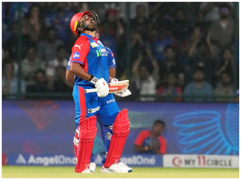 ঘরোয়া ক্রিকেটে ভাল খেলার সুবাদে আইপিএল ২০২৫-এর মেগা নিলামে করুণ নায়ারকে ৫০ লক্ষ টাকার বিনিময়ে দলে নেয় দিল্লি ক্যাপিটালস। প্রথম চারটি ম্যাচ খেলার সুযোগ পাননি এই ডান হাতি ব্যাটার। তবে মুম্বইয়ের বিরুদ্ধে ইমপ্যাক্ট প্লেয়ার হিসেবে নেমেই নিজের কামাল দেখালেন করুণ নায়ার।  (Photo Courtesy- AP)