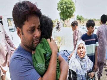 ছেলেদের চিকিৎসার আর্জি পাকিস্তানি বাবার। 