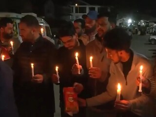 জঙ্গি হামলার পর কাশ্মীরে মোমবাতি মিছিল পর্যটক এবং স্থানীয়দের (Photo: ANI)