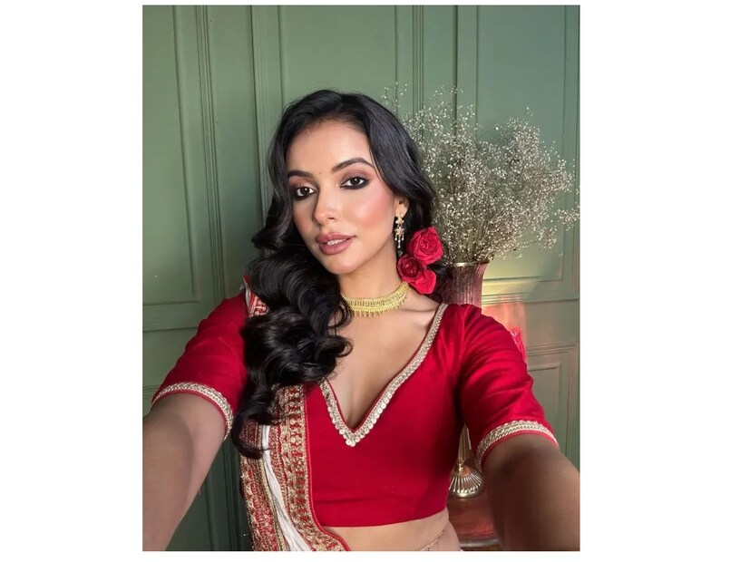 কস্তুরীর স্বামী মোহনবাগানের অধিনায়ক শুভাশিস বসুর স্ত্রী৷  এবারের আইএসএলে মোহনবাগান দুরন্ত পারফরম্যান্সে ডবল করেছে অর্থাৎ তারা লিগ শিল্ড জিতেছে এবং আইএসএল ট্রফিও জিতেছে৷ আর সেই দুই সময়েই সেলিব্রেশন করতে দেখা গেছে শুভাশিসকে৷ Photo Courtesy Instagram