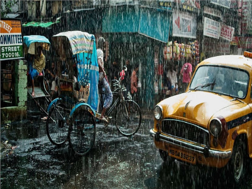 *দিনের বেলায় রোদের তাপে গরম আর বিকেল থেকেই বজ্র-বিদ্যুৎ-সহ বৃষ্টি এবং ঝোড়ো হাওয়া চলবে। হাওয়া অফিসে রিপোর্টে দক্ষিণবঙ্গের জেলায় জেলায় কালবৈশাখীর ঝড়-বৃষ্টি এবং বজ্রপাতের পূর্বাভাস দেওয়া হয়েছে। ফাইল ছবি। 