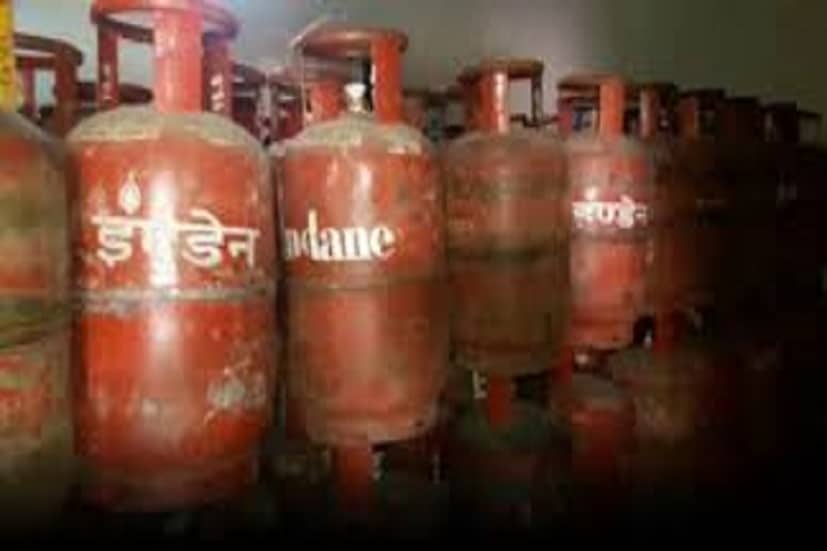 গত ১ এপ্রিল ২০২৫ থেকে ঘরোয়া রান্নার গ্যাসের (১৪.২ কেজি) দাম দেশের কয়েকটি বড় শহরে যা ছিল একনজরে দেখে নেওয়া যাক ৷ প্রতীকী ছবি ৷