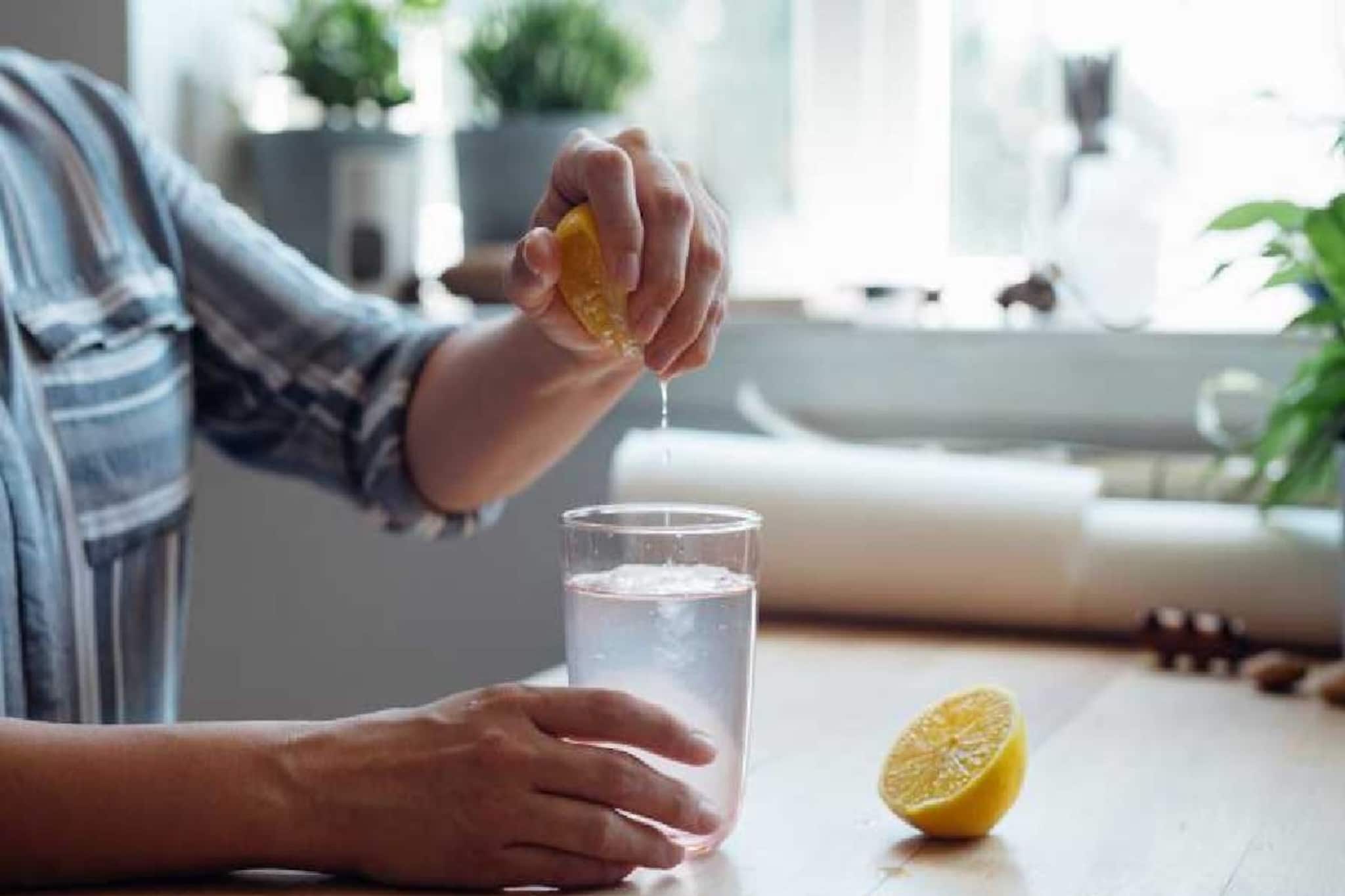 সকালে উঠেই খালি পেটে লেবুর রস চিপে উষ্ণ জল খান? এতে শরীরে কী হচ্ছে জানেন? জানুন