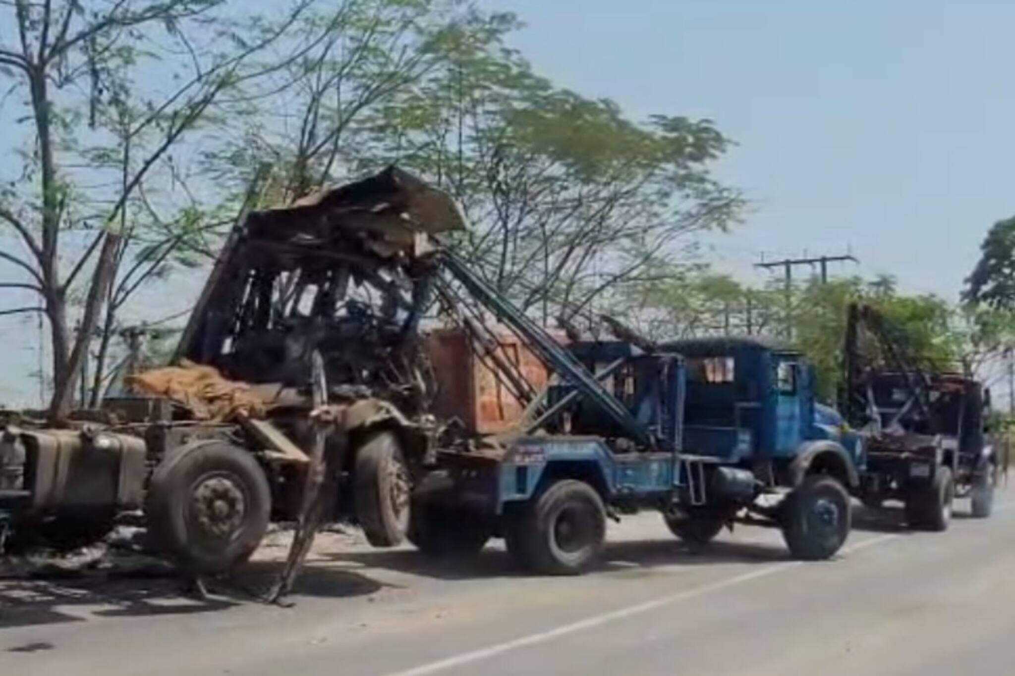 মুখোমুখি ধাক্কা! পাথর বোঝাই ট্রাকের সঙ্গে লোহা বোঝাই লরির সংঘর্ষ, চলে গেল তরতাজা দুটি প্রা