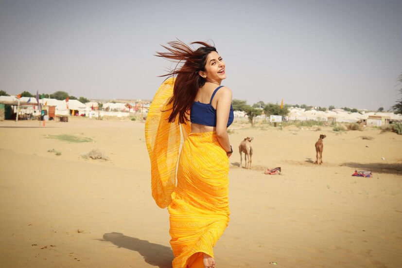 আর ক্ষতিকর অতিবেগুনি রশ্মি থেকে বাঁচতে বেশি করে মরশুমি ফল আর শাকসবজি খাওয়ার উপরেও জোর দিয়েছেন তিনি। এছাড়া, অভিনেত্রীর বক্তব্য, অতিরিক্ত প্রসাধনী না ব্যবহার করারই চেষ্টা করেন তিনি। (Photo Courtesy: Maadhurima Chakraborty/Instagram)
