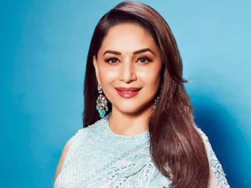 পরিচালক টিন্নু আনন্দ জানান, প্রথমে নিমরাজি হলেও পুরো দৃশ্যের শ্যুটিং বোঝানোর পরও কোনওভাবেই এই শ্যুট করতে রাজি হননি মাধুরী৷ প্রায় এক ঘণ্টা তিনি ড্রেসিং রুম থেকে বের হননি৷ পরে অমিতাভ বচ্চন স্বয়ং এই ঝামেলা মেটাতে আসেন, তবে তাতেও কাজ হয়নি।