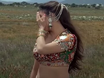 একটা নাচের স্টেপের জন্য টানা এক মাস রিহার্সাল,আর সেই গান থেকেই রাতারাতি সুপারস্টার নায়িকা